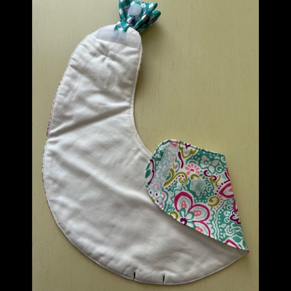 BOWTIE CAPES - Picture 4 of 7